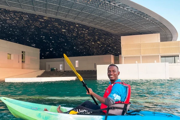 Guide kayaking at the Louvre Abu Dhabi at dusk