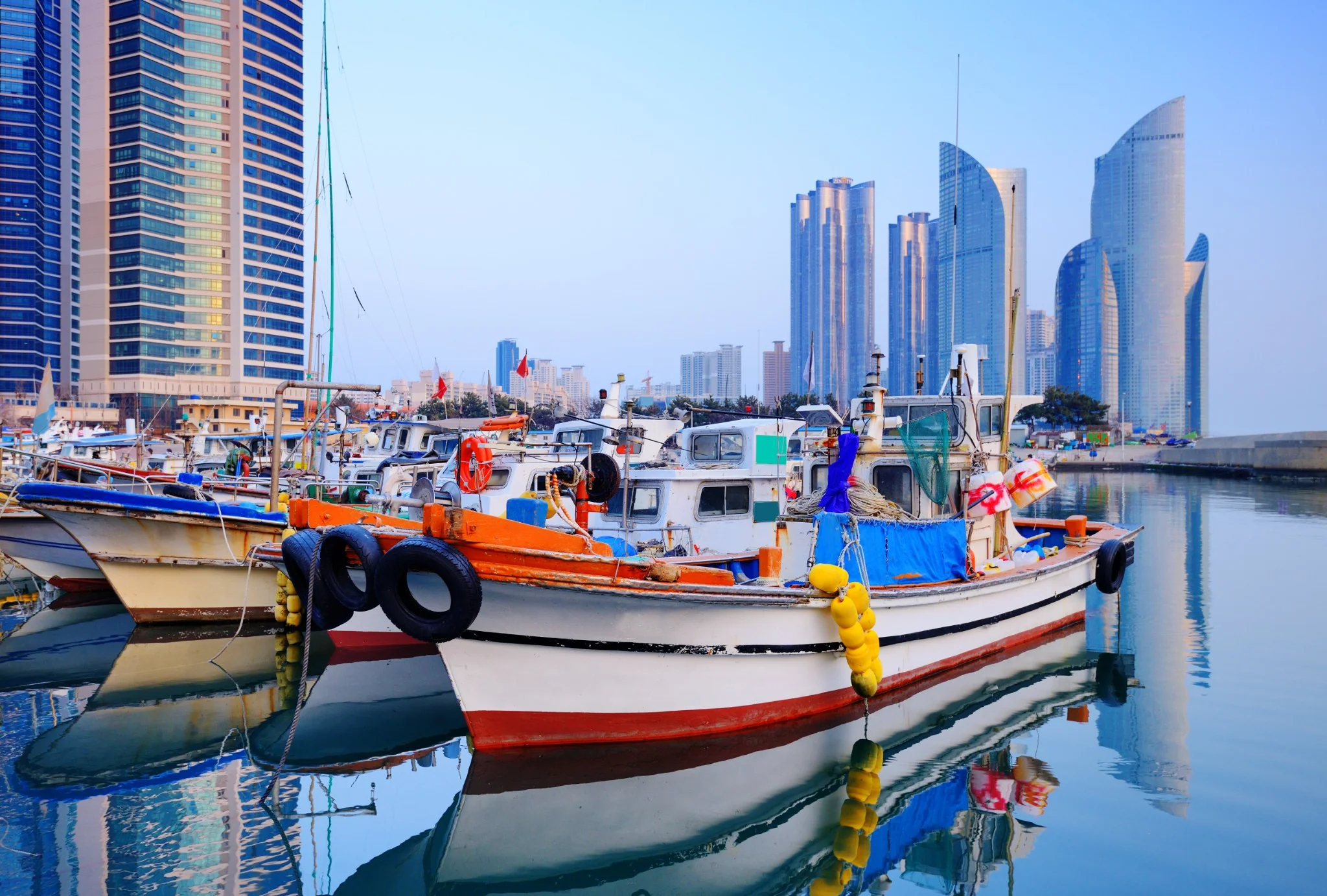 Traveller sightseeing beside modern architecture during an Abu Dhabi holiday