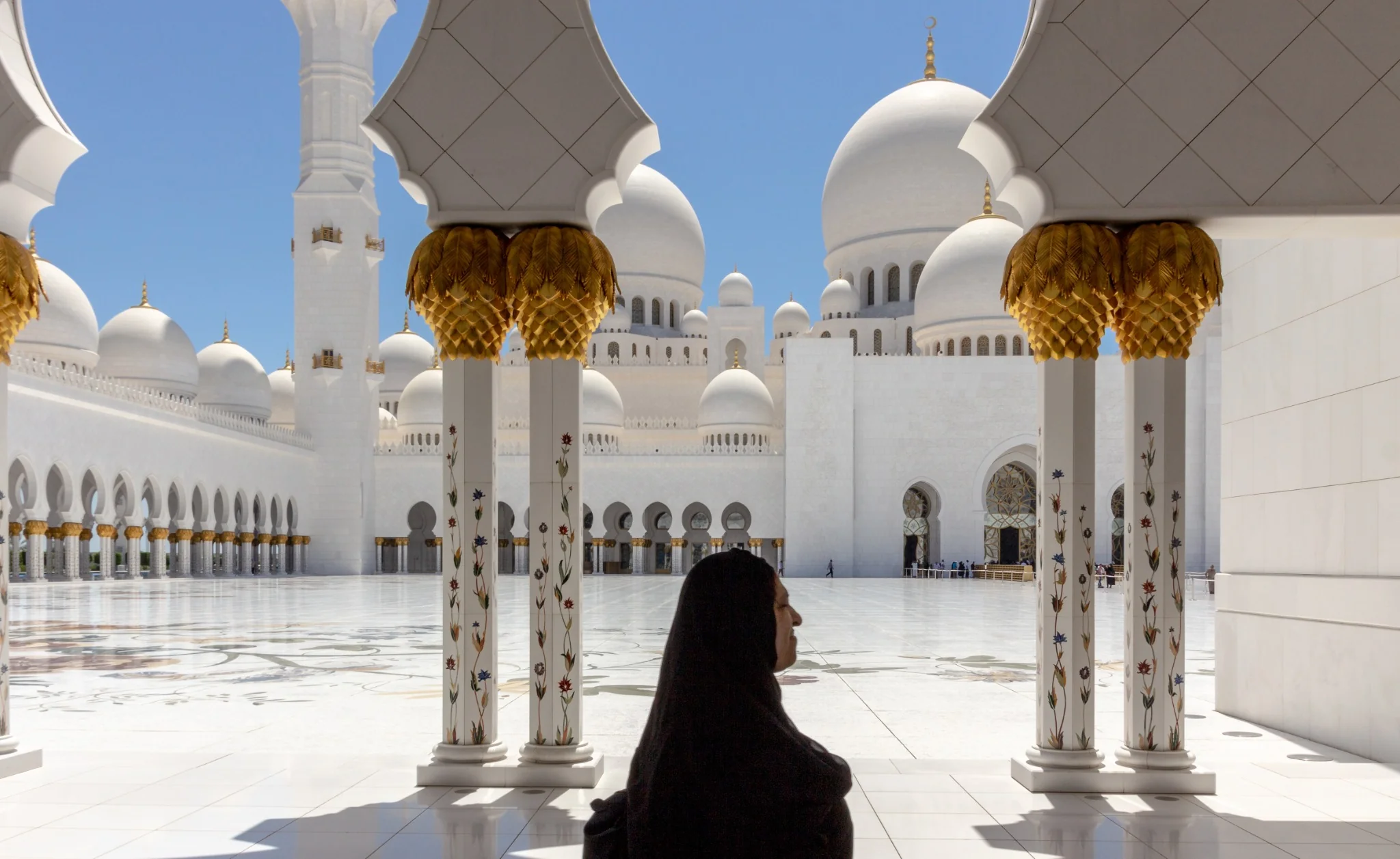 Sheikh Zayed Grand Mosque courtyard on a focused Abu Dhabi mosque tour