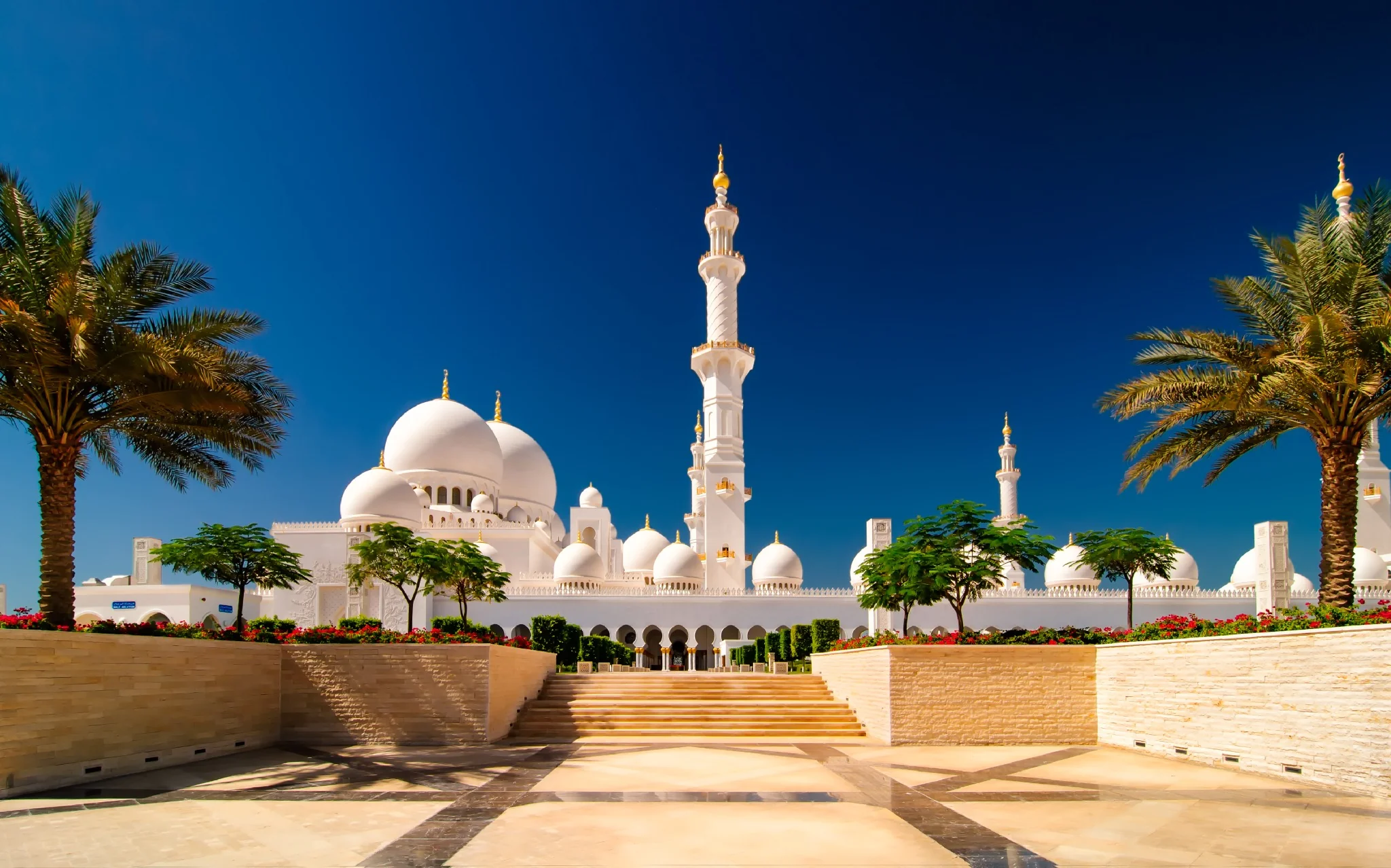 Sheikh Zayed Grand Mosque illuminated in the evening